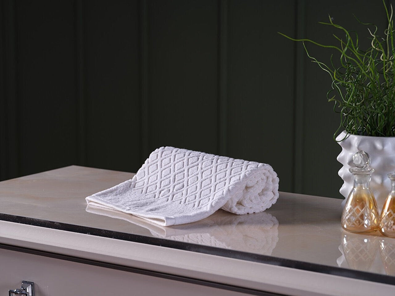 A luxurious washcloth for ultimate comfort and pampering. Treat yourself to the finest quality and indulge in a spa-like experience with our luxury washcloth.