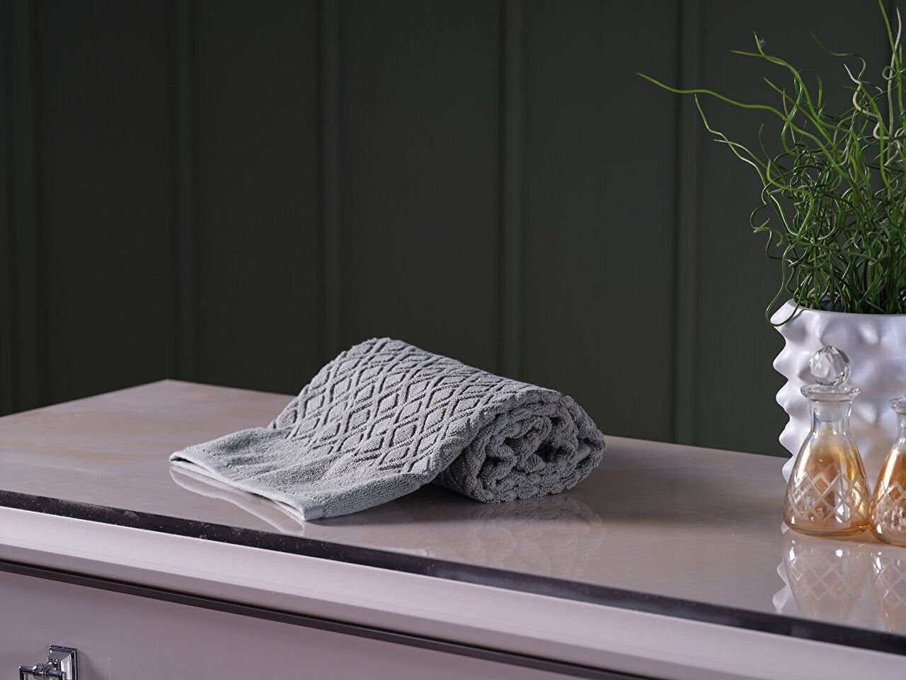 A luxurious washcloth for ultimate comfort and pampering. Treat yourself to the finest quality and indulge in a spa-like experience with our luxury washcloth.
