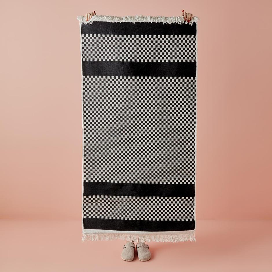 Handmade Rug - Artisan Craftsmanship and Timeless Beauty