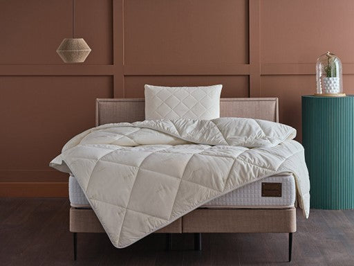 White Festival Bamboo Quilt - Queen Size - Luxurious comfort and eco-friendly elegance for your queen-sized bed. Hypoallergenic and breathable. Sleep peacefully and wake up refreshed.