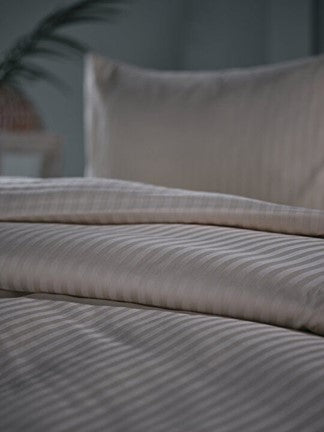 Cream duvet cover set in queen size, including a duvet cover, standard sheet, and two pillowcases.