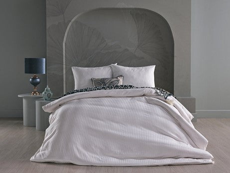 White duvet cover set in queen size, including a duvet cover, standard sheet, and two pillowcases