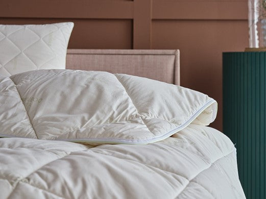White Festival Bamboo Quilt - Queen Size - Luxurious comfort and eco-friendly elegance for your queen-sized bed. Hypoallergenic and breathable. Sleep peacefully and wake up refreshed.