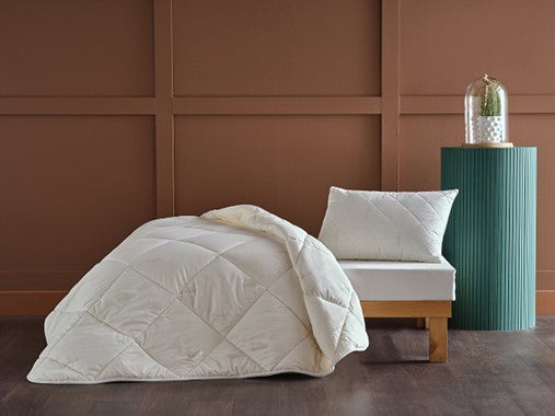 White Festival Bamboo Quilt - Queen Size - Luxurious comfort and eco-friendly elegance for your queen-sized bed. Hypoallergenic and breathable. Sleep peacefully and wake up refreshed.