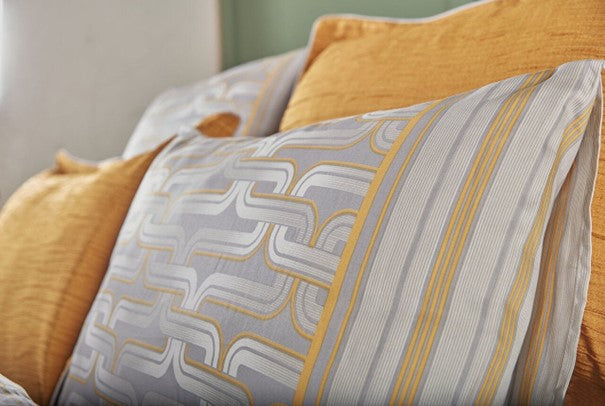 Gray-Violets duvet cover set in queen size, including a duvet cover, standard sheet, and four pillowcases.