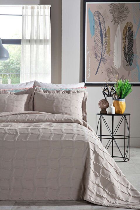 Beige bedspread set in king size, including a duvet cover, standard sheet, and two pillowcases.