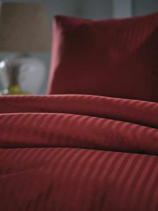 Red duvet cover set in queen size, including a duvet cover, standard sheet, and two pillowcases.