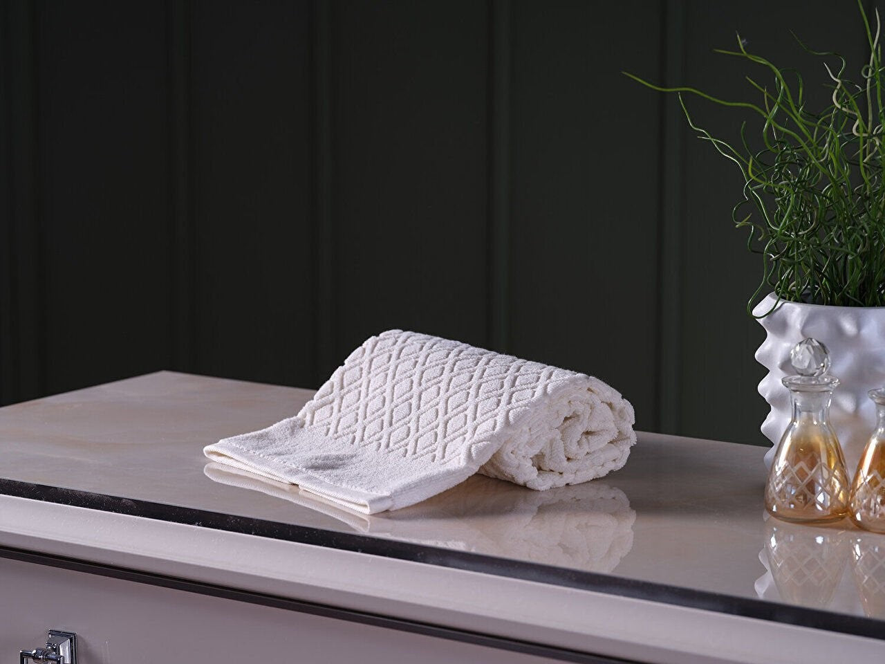 A luxurious washcloth for ultimate comfort and pampering. Treat yourself to the finest quality and indulge in a spa-like experience with our luxury washcloth.