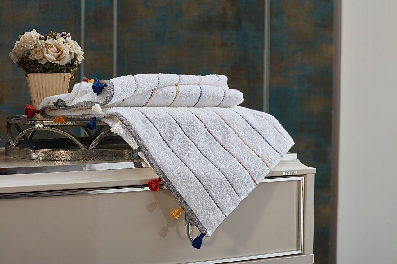 A simple and elegant addition to your bathroom, our white bath towel is a must-have. Experience the softness and absorbency of this high-quality towel as you wrap yourself in luxury. Step out of the shower and into ultimate comfort with our white bath towel.