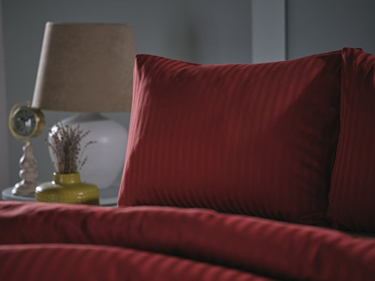Red duvet cover set in queen size, including a duvet cover, standard sheet, and two pillowcases.