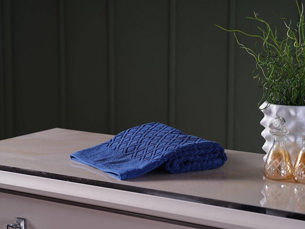 A luxurious washcloth for ultimate comfort and pampering. Treat yourself to the finest quality and indulge in a spa-like experience with our luxury washcloth.
