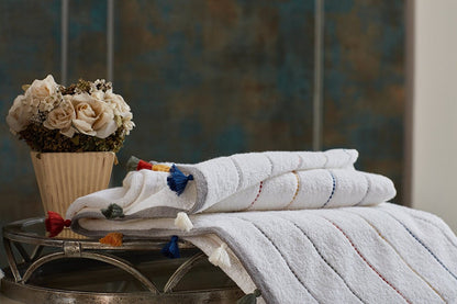 A simple and elegant addition to your bathroom, our white bath towel is a must-have. Experience the softness and absorbency of this high-quality towel as you wrap yourself in luxury. Step out of the shower and into ultimate comfort with our white bath towel.