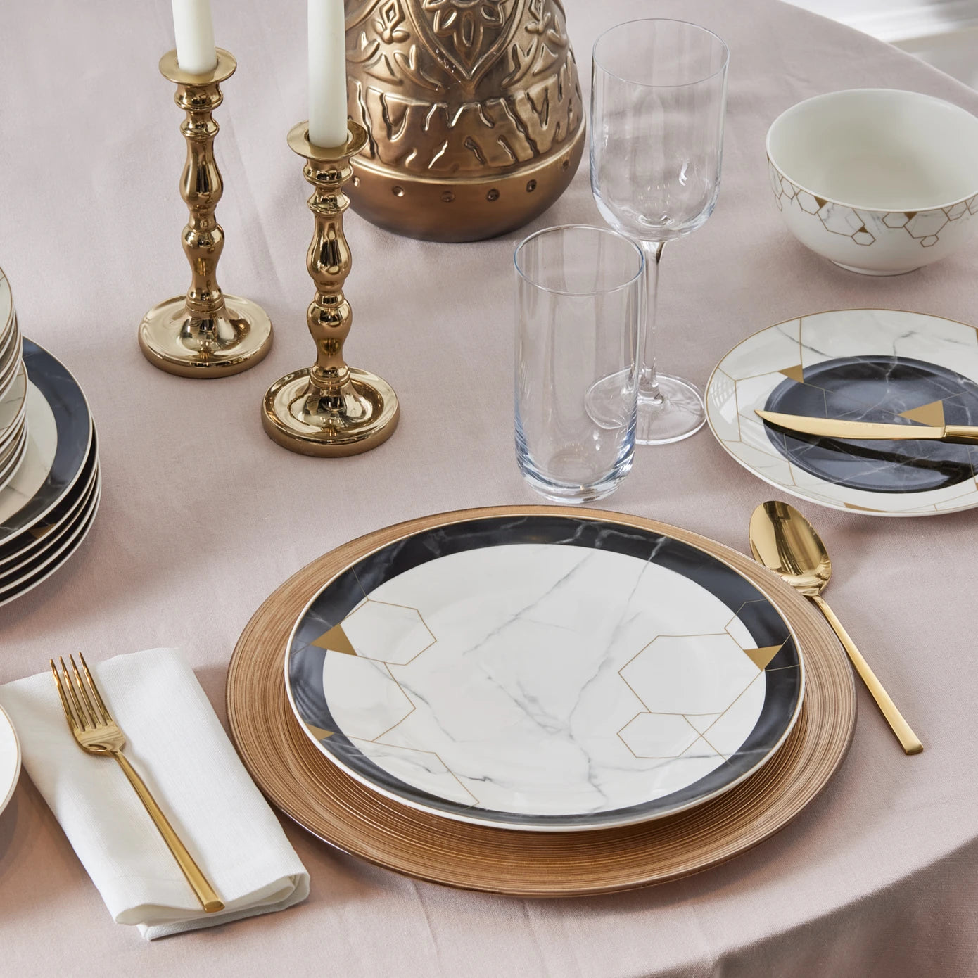 Porcelain Dinnerware Set - Elegant and Versatile Tableware Collection