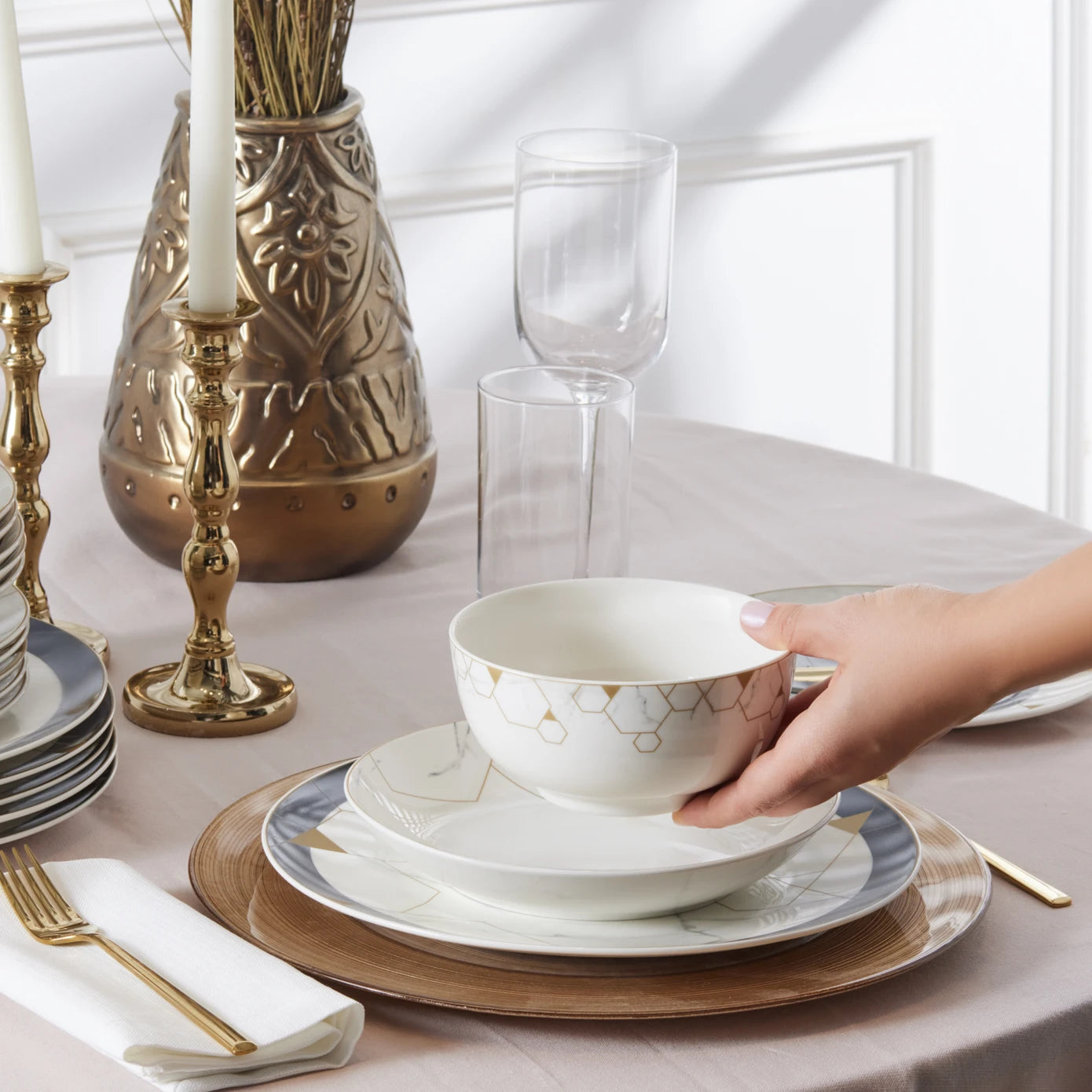 Porcelain Dinnerware Set - Elegant and Versatile Tableware Collection