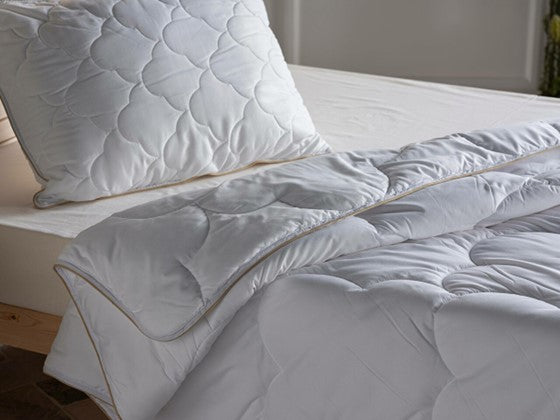 White Comfyline Quilt - Queen Size - Cozy up with this luxurious and stylish quilt