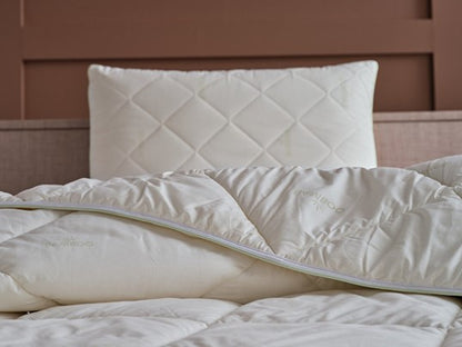White Festival Bamboo Quilt - Queen Size - Luxurious comfort and eco-friendly elegance for your queen-sized bed. Hypoallergenic and breathable. Sleep peacefully and wake up refreshed.