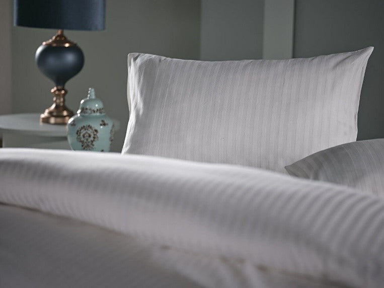 White duvet cover set in queen size, including a duvet cover, standard sheet, and two pillowcases