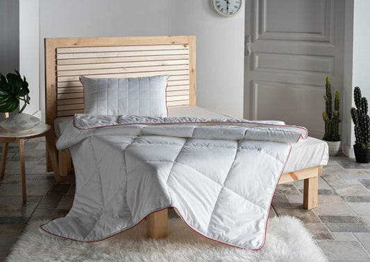 White natural quilt, queen size, made with high-quality materials for ultimate comfort and style.