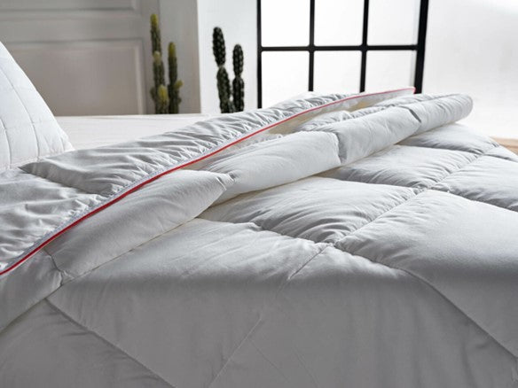 White natural quilt, queen size, made with high-quality materials for ultimate comfort and style.
