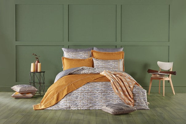 Gray-Violets duvet cover set in queen size, including a duvet cover, standard sheet, and four pillowcases.