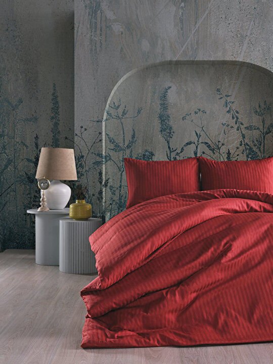 Red duvet cover set in queen size, including a duvet cover, standard sheet, and two pillowcases.