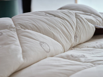 White Festival Cotton Quilt - Queen Size: Cozy and stylish bedding for your queen-size bed