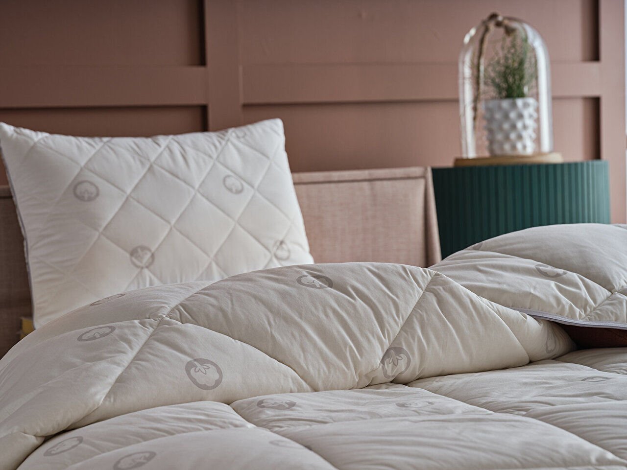 White Festival Cotton Quilt - Queen Size: Cozy and stylish bedding for your queen-size bed