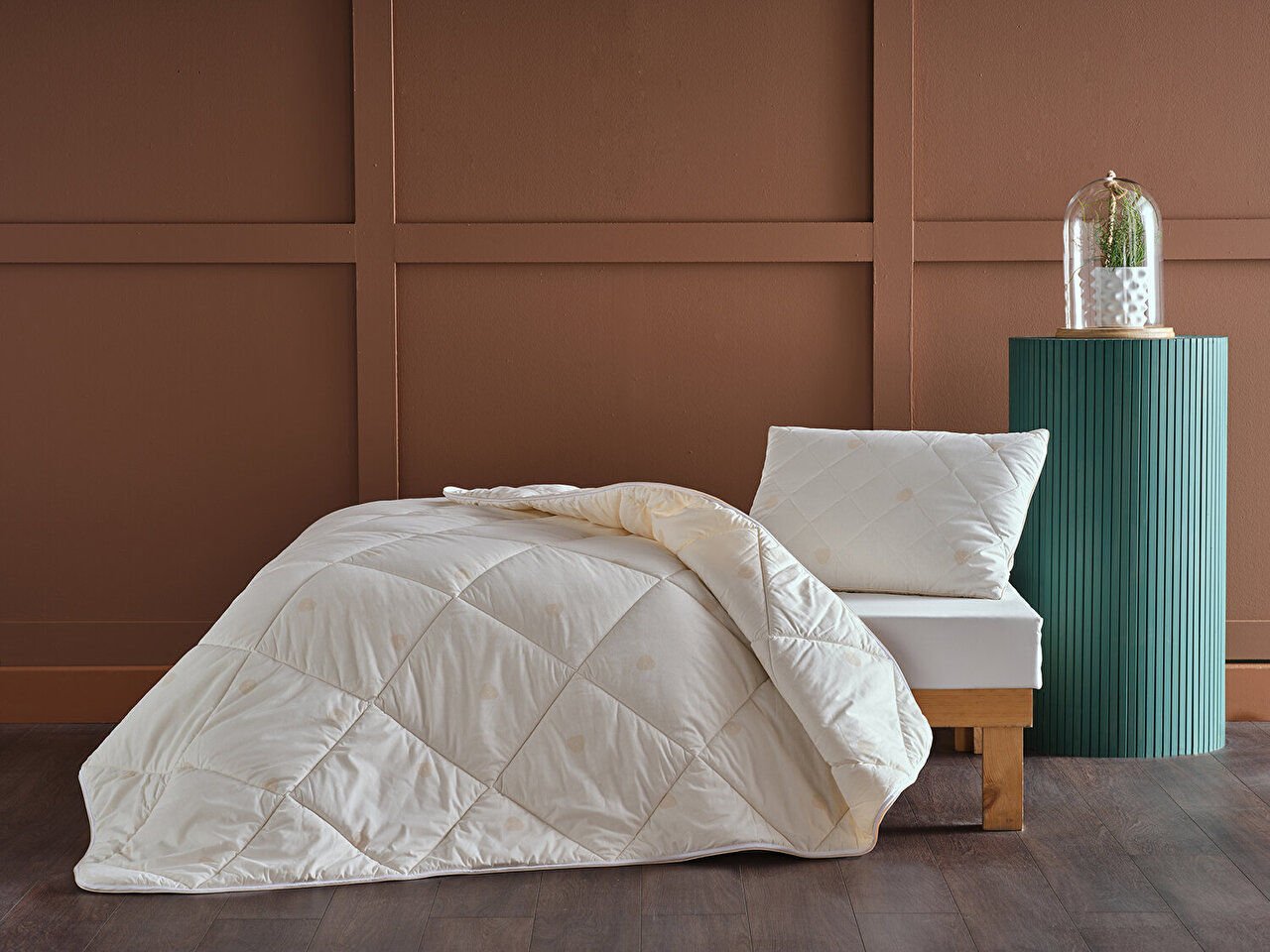 Soft and cozy Festive Wool Quilt for ultimate comfort and warmth. Perfect for a queen-sized bed