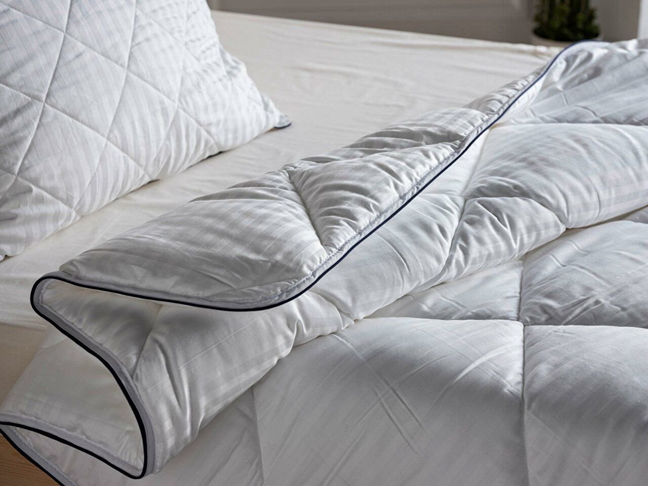  White Prestige Quilt - Luxurious Comfort for King Size Bed