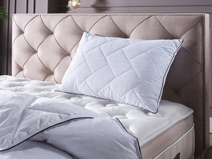 Experience ultimate relaxation with our Stress Free Quilt in King Size.