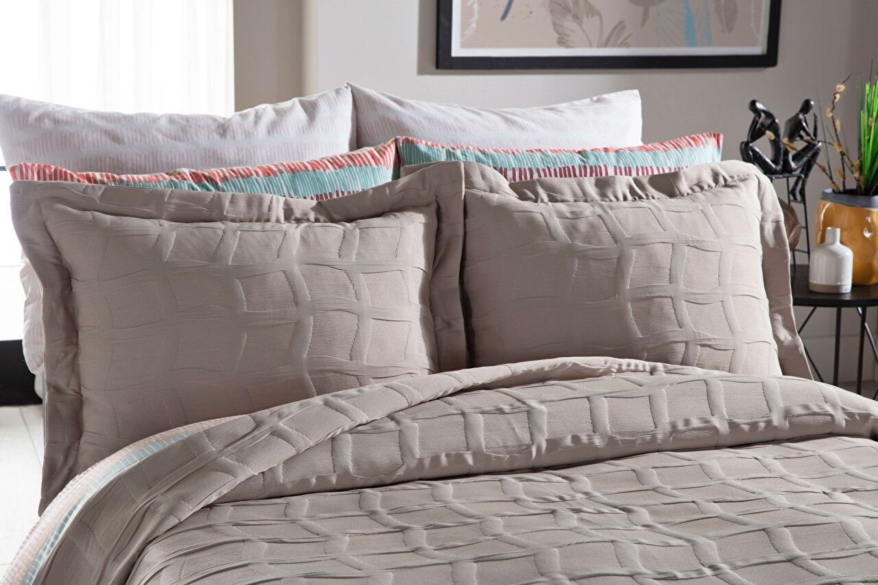Beige bedspread set in king size, including a duvet cover, standard sheet, and two pillowcases.